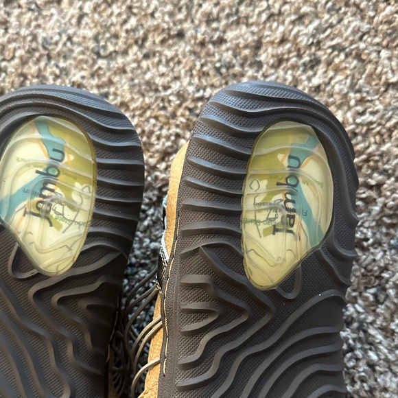 Jambu Women's Tan and Brown Multi-Strap Sandals - Picture 9 of 10